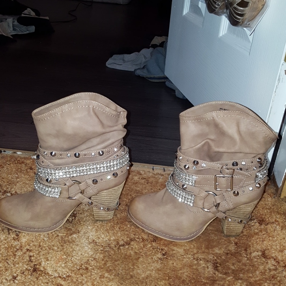 Boots - Picture 3 of 4